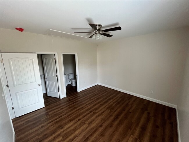 Building Photo - 104 Oak Ln