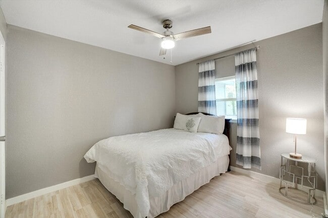 Building Photo - 624 Apache Trail