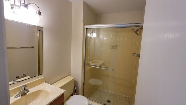 Building Photo - Stunning 4 Bedroom 2.5 Bathroom 3-Level Ho...