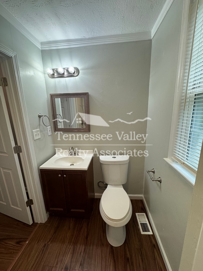 Building Photo - UPDATED 2 BED/1 BATH with carport right ne...