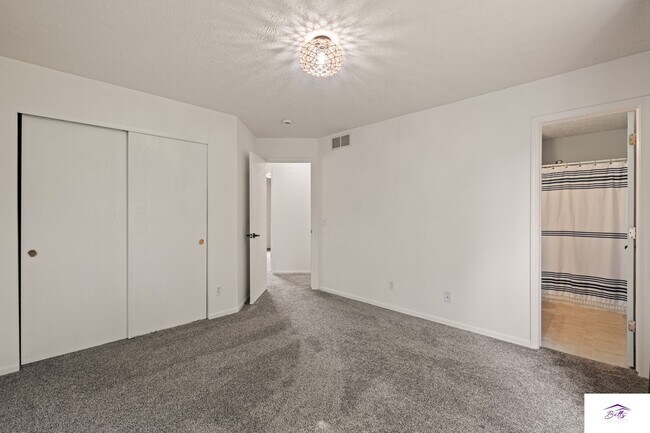 Building Photo - AVAILABLE NOW!