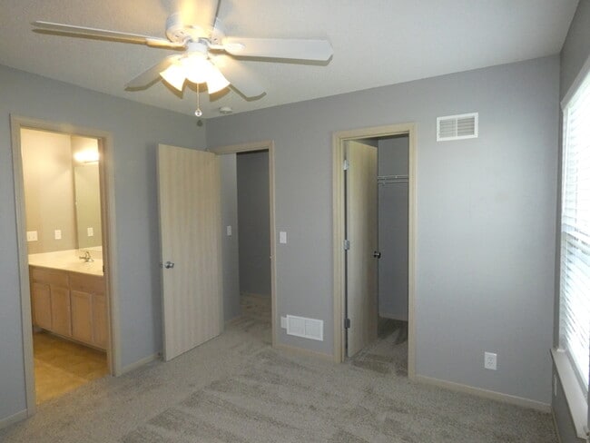 Building Photo - Renewed Townhome-4454 NE 83rd-Northland, K...