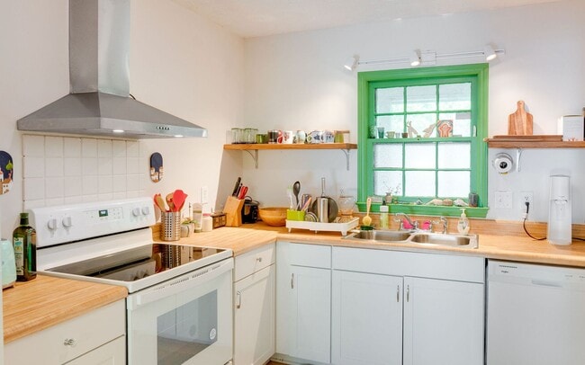 Building Photo - Convenient to campus and Five Points- Jamestown condo for rent