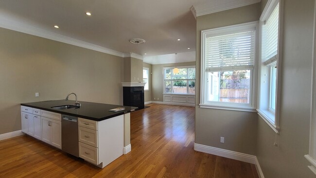 Building Photo - Updated top of the line Edwardian House in...