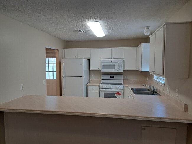 Building Photo - 5518 Beach Dr