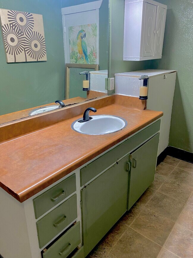 Building Photo - Room #1