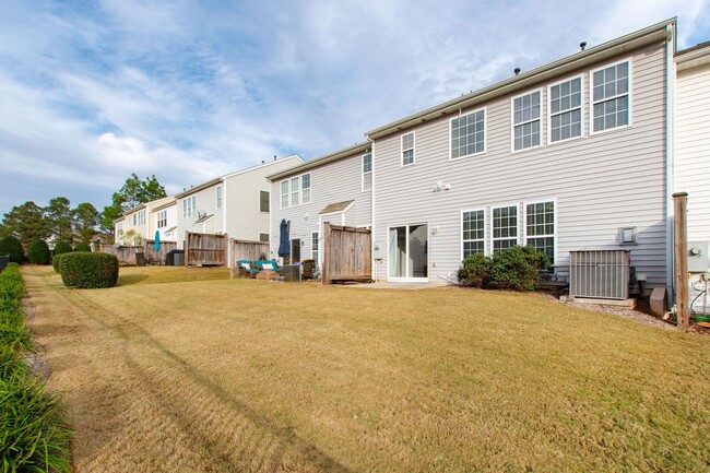 Building Photo - Spacious & Stylish 3-Bedroom Townhouse for...