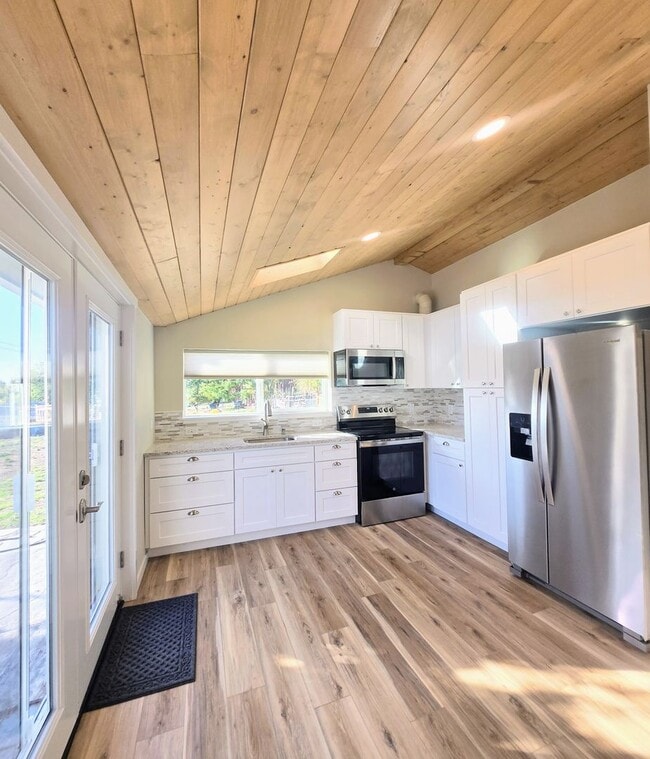 Building Photo - Newly Remodeled 2 Bedroom Home & ADU For R...