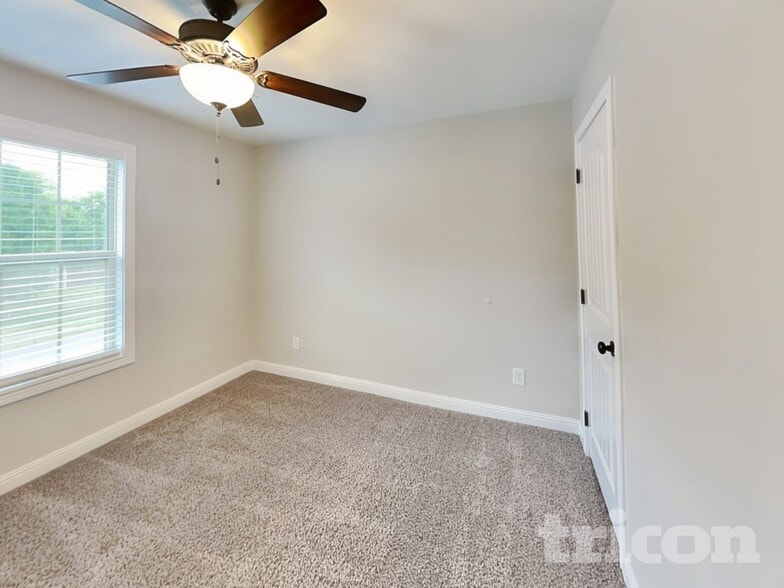 Building Photo - 727 Cavalier Dr