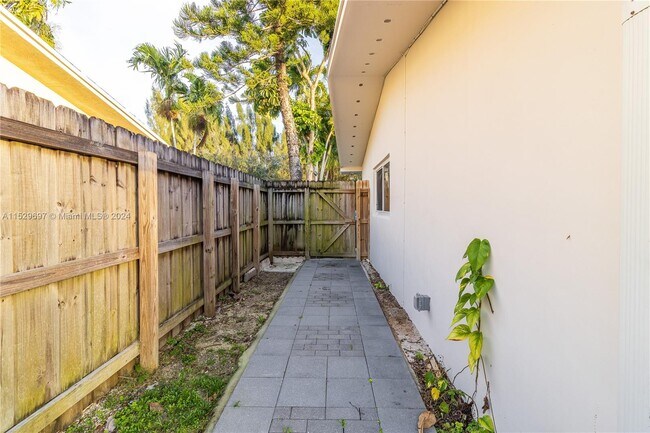 Building Photo - 11940 SW 81st Rd