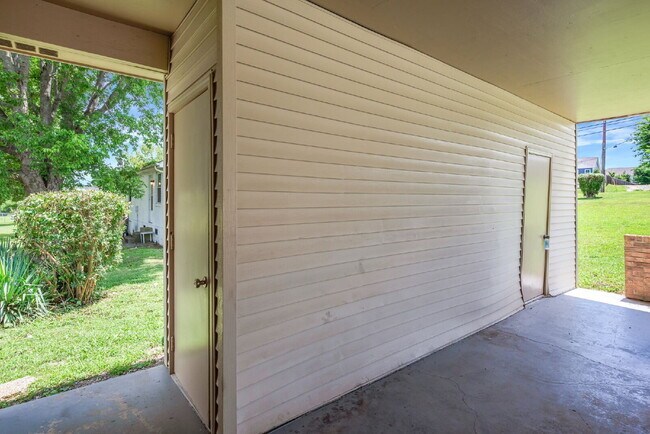 Building Photo - Furnished, remodeled 2BR near Nashville hospitals, all utilities and WiFi included, updated kitch...