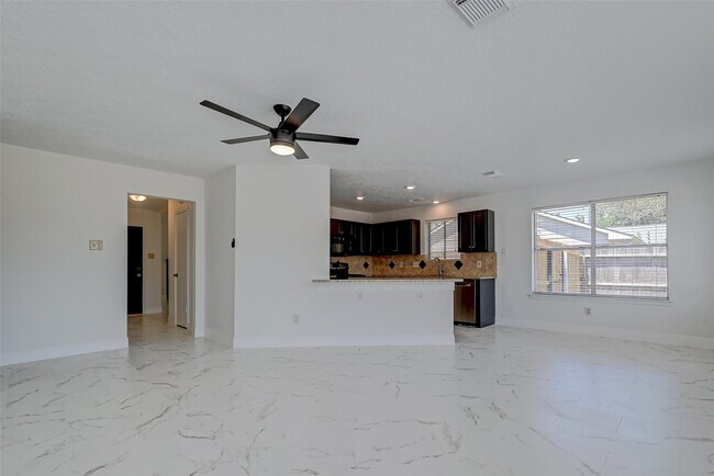 Building Photo - 16015 Surrey Woods Dr