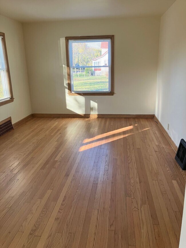 Building Photo - 2 Bedroom Single Family Home