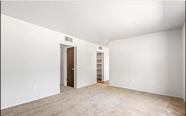 Building Photo - Cute, clean 2 bed / 1 bath in Northeast Pa...