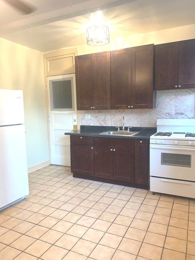 Building Photo - 836 W Sunnyside Ave