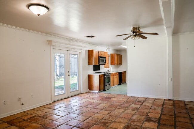 Building Photo - 213 Birch Dr