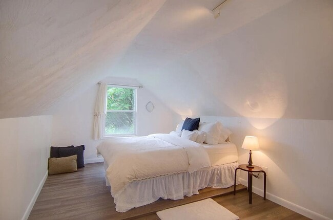 Building Photo - Charming Downtown Gig Harbor Retreat