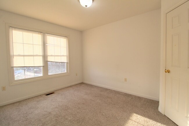 Building Photo - 3-Bedroom Townhome with Bonus Room, Large ...