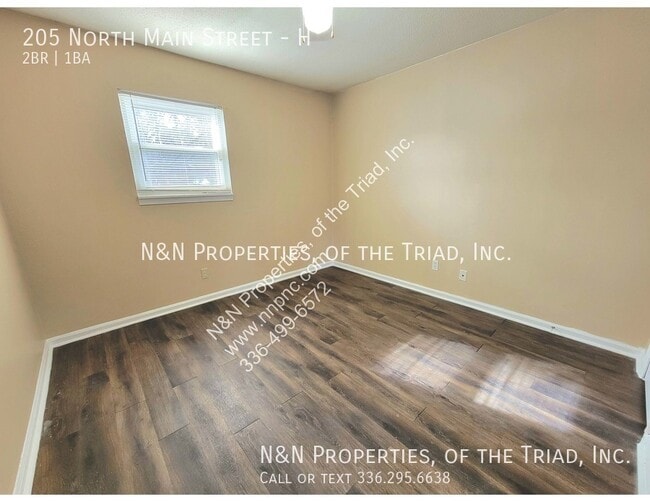 Building Photo - 2 Bedroom Apartment in King NC  Upstairs U...