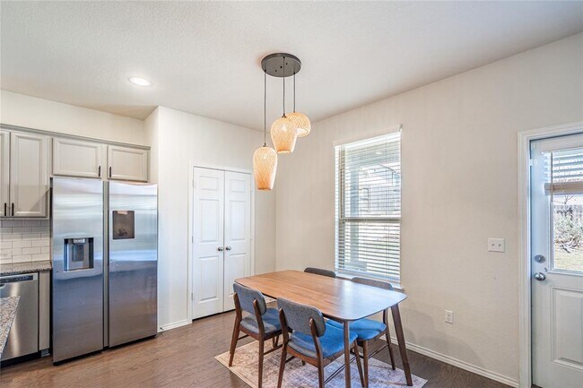 Building Photo - 547 Saturnia Dr