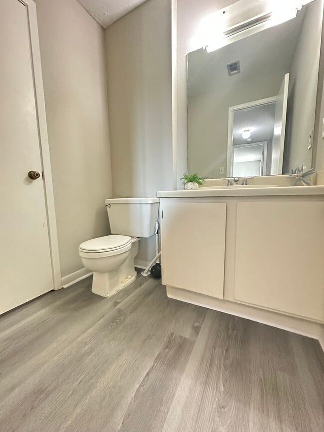 Building Photo - 1B/1B  Furnished Condo Across the Street from the Gulf of America!