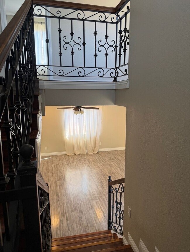 Building Photo - 5 Bed 3 Bath House Available Now!