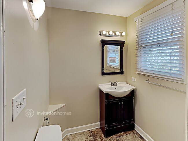 Building Photo - 424 E Park Ave