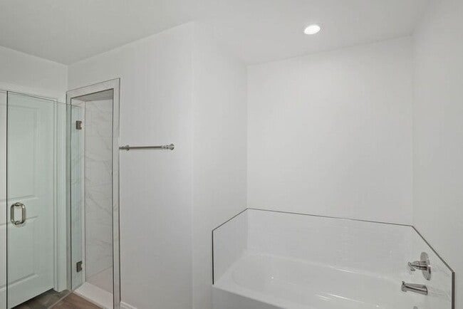 Building Photo - 7612 Woodford Ave