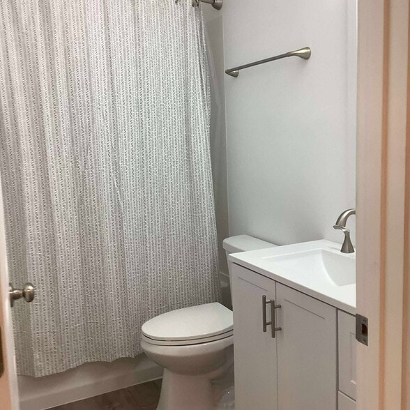 Upstairs bathroom with tub/shower - 2417 Snyder Ave