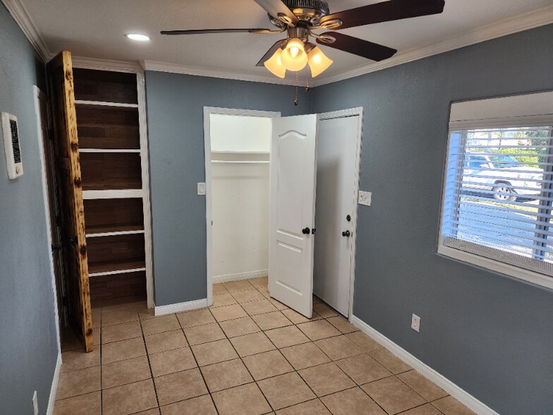 Building Photo - 717 S Pine St