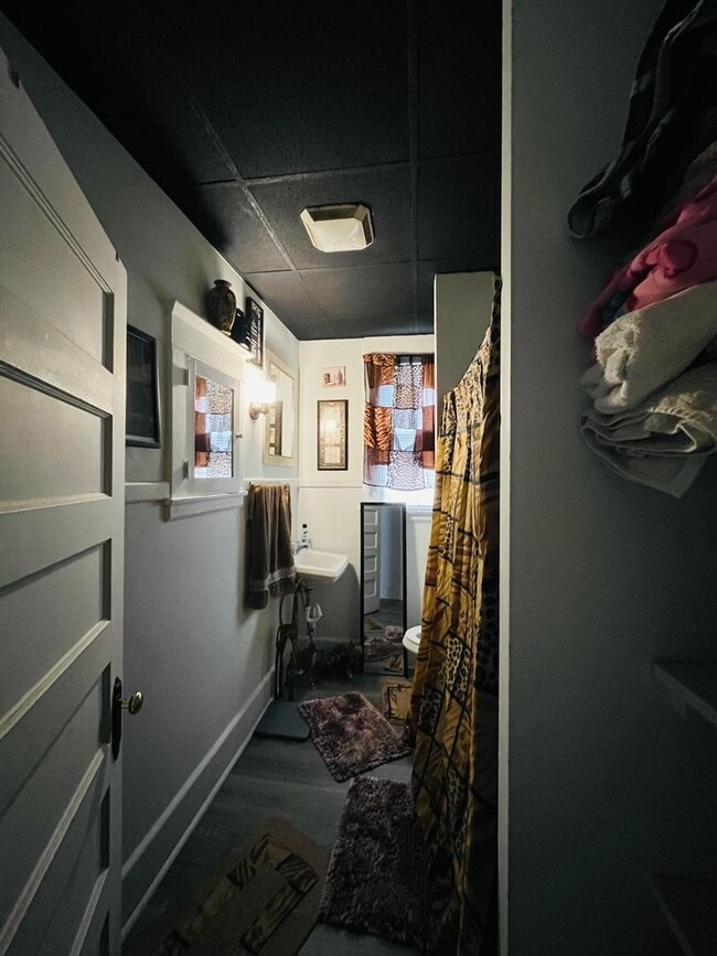 Building Photo - Large 3 bedroom on a great quiet street.