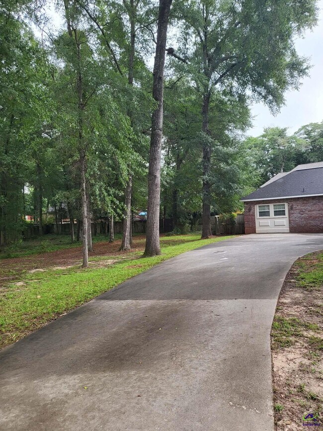 Building Photo - 406 Royal Crest Cir