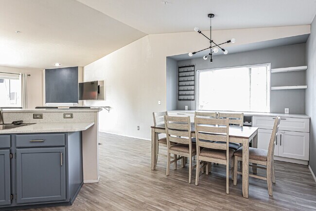 Building Photo - Top-Floor 3 Bed/2 Bath Condo with Silver Lake Views – Water/Sewer/Garbage Included! Available NOW...