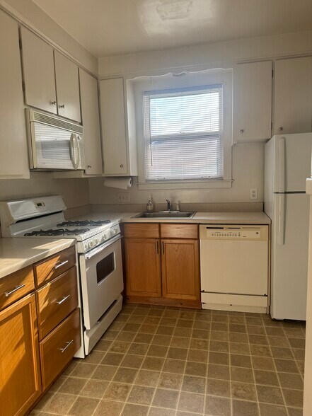 Kitchen - 166 Jewell St