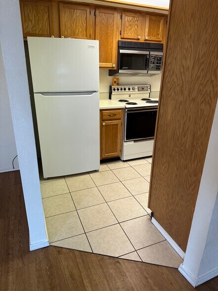 Kitchen with new fridge/freezer - 11525 N Meridian Ave