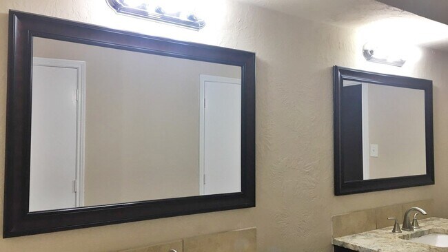 Building Photo - 14915 Oak Bluff Ct