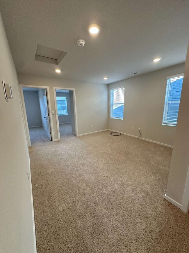 Building Photo - Newer Townhouse in Saddle Club Estates wit...