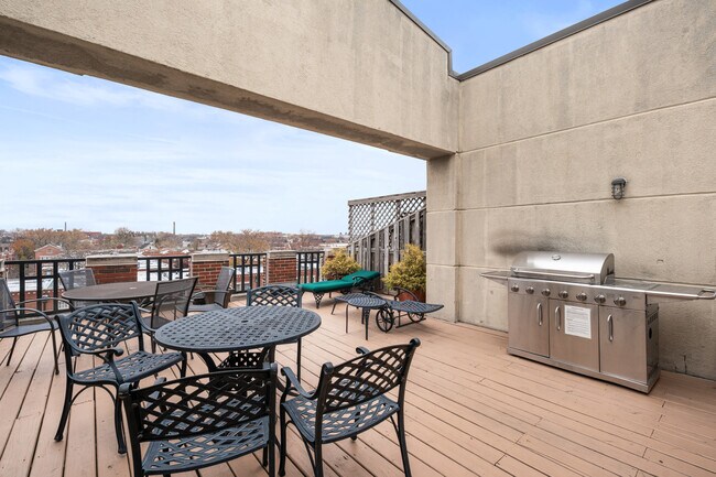 Building Photo - 2600 N Southport Ave