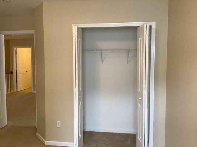 Building Photo - 11 Knoll Ridge Dr