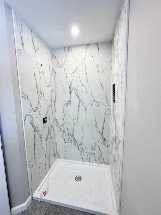 Building Photo - 521 Middleline Rd