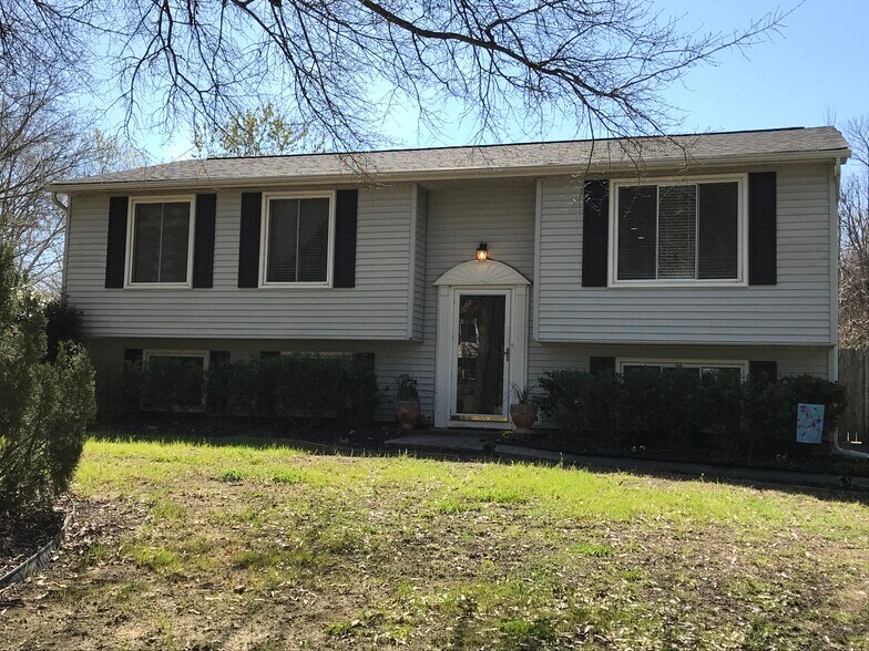 Building Photo - 11501 Five Cedars Rd