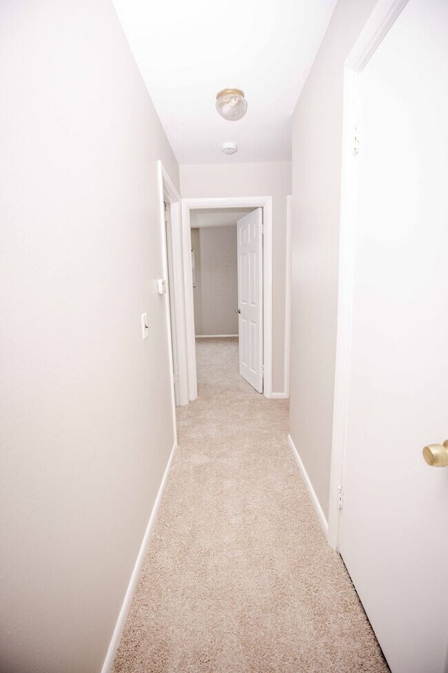 Building Photo - Nice ranch style three bedroom home in washington local schools