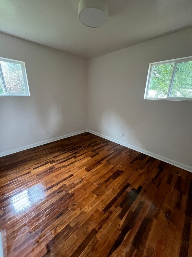 Building Photo - Updated 3 Bedroom & 1 Bath located on dead end street!
