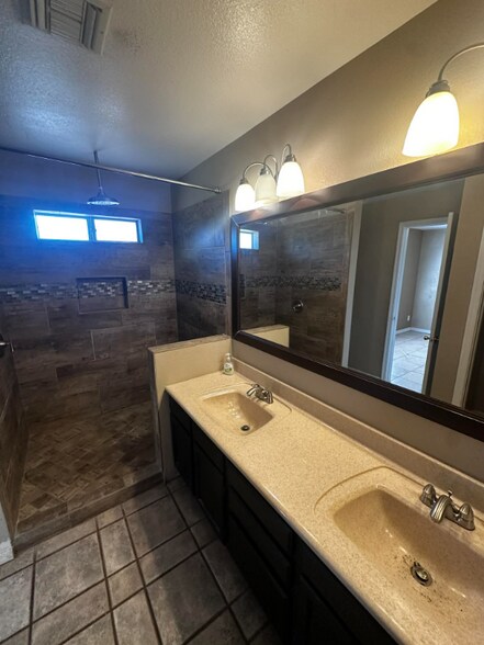 Building Photo - 6186 S Truman Dr