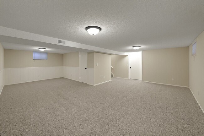 Building Photo - Comfortable 3-bedroom ranch in established...