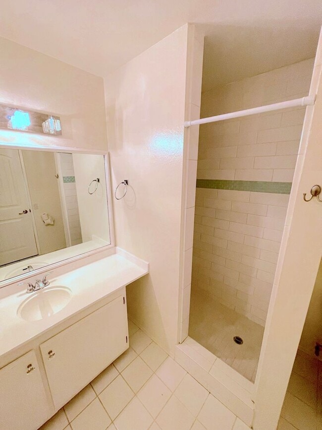 Building Photo - M/I SPECIAL - Remodeled Townhome in Point ...