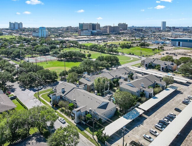 Building Photo - 7065 N Holiday Dr