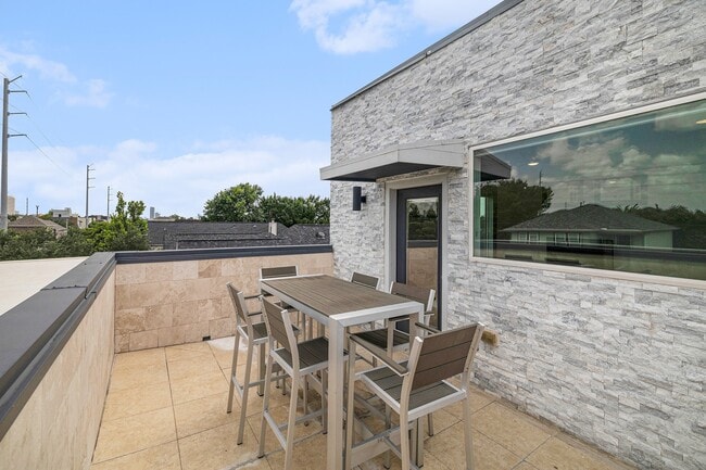 Building Photo - 925 Herkimer St