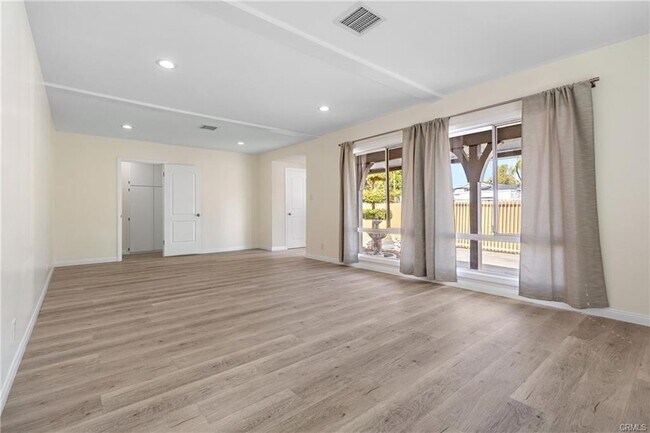 Building Photo - 14724 Strathern St