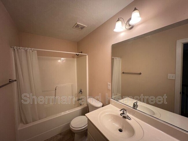 Building Photo - 1102 Highmoor Ln